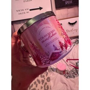 Bath & body works Bbw strawberry snowflakes 3wick candle/home decor fragrance